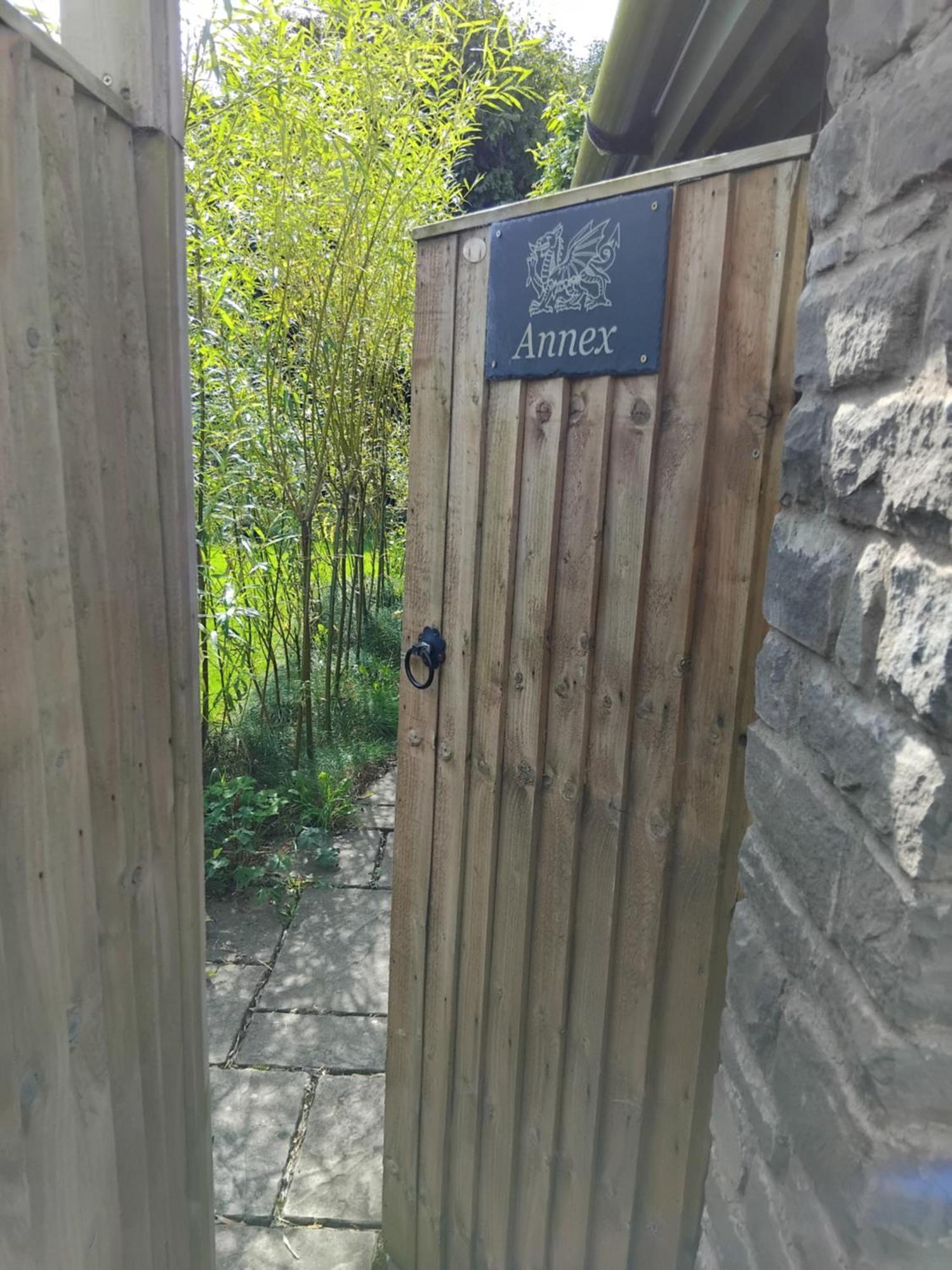 Post Office Row Apartment And Garden Crickhowell Exterior foto